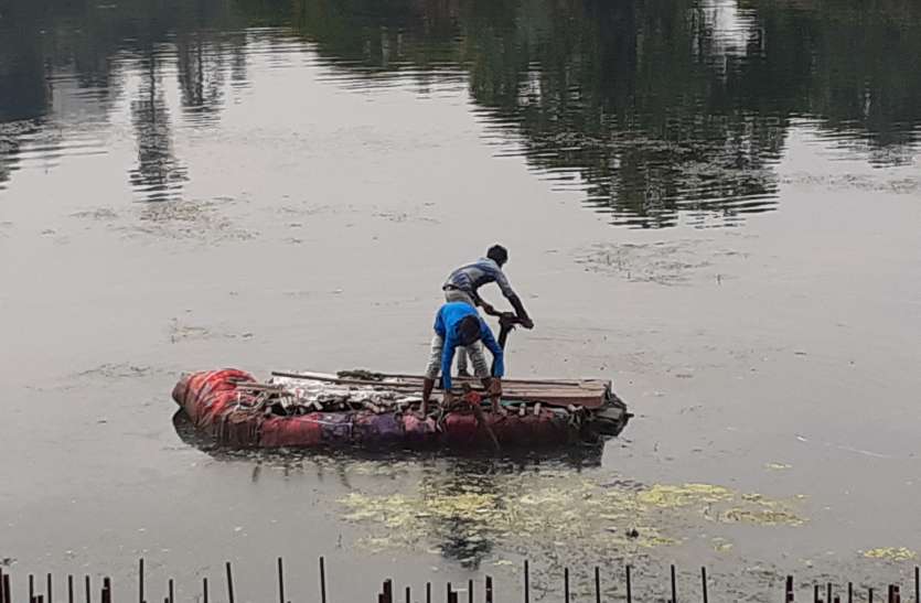 20191205_152846.jpg 5 करोड़ की डिविडिंग मशीन खरीदी फिर भी उदयपुर की झीलें जुगाड़ से हो रही सफाई