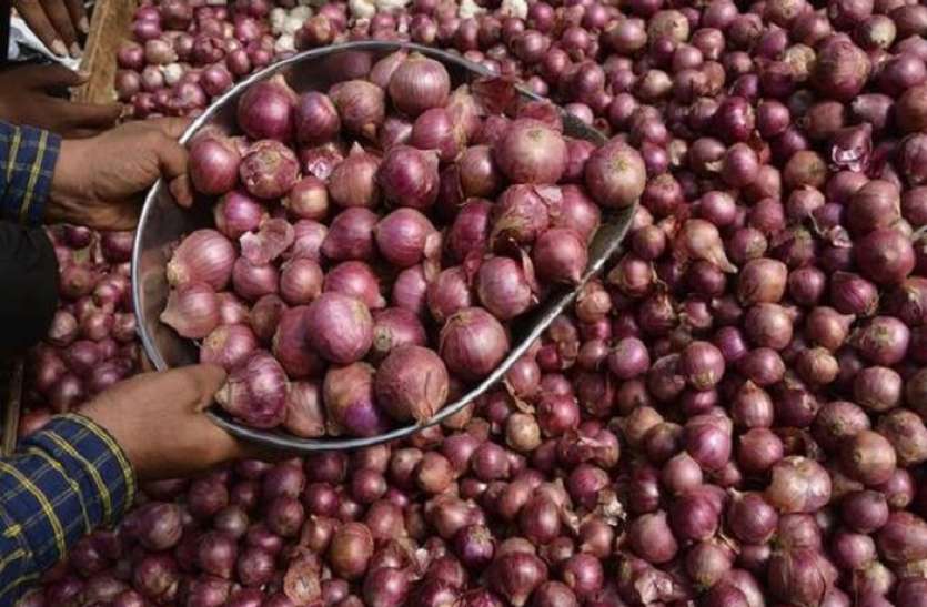 20bgonionfarmers.jpg 200 रुपए किलो पहुंचे प्याज के दाम, जनवरी से पहले कीमतों में कमी के आसार नही