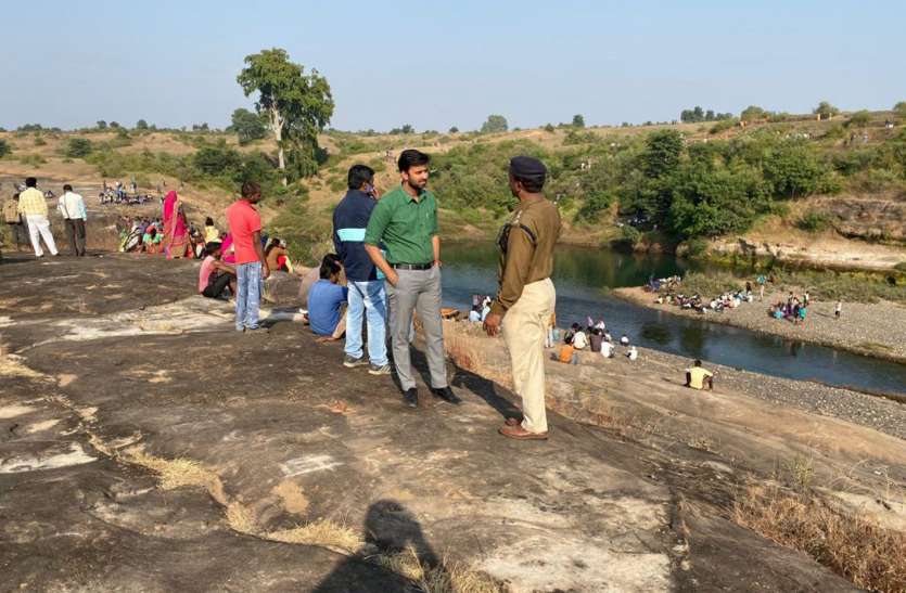 Dead body of one youth found on fourth day, search for another continu चौथे दिन मिला एक युवक का शव, दूसरे की तलाश जारी