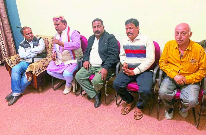 Mandi Secretary took a meeting of vegetable traders in satna मुंगेरीलाल के सपने देखना बंद करो, अधिसूचित मंडी में करो व्यापार, वरना भयंकर होंगे परिणाम