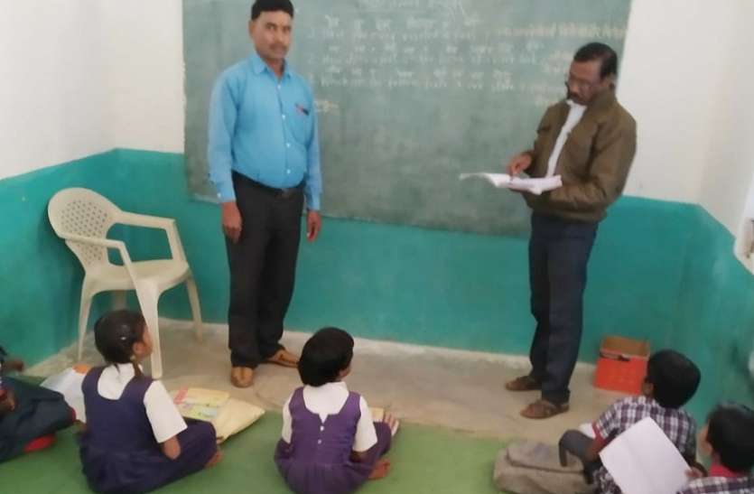 स्कूलों का निरीक्षण कर शिक्षकों ने जांची बच्चों की कापियां स्कूलों का निरीक्षण कर शिक्षकों ने जांची बच्चों की कापियां