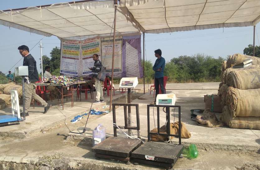 खरीदी केंद्रों पर किसान हो रहे परेशान, धान बेचने को करना पड़ रहा लंबा इंतजार खरीदी केंद्रों पर किसान हो रहे परेशान, धान बेचने को करना पड़ रहा लंबा इंतजार