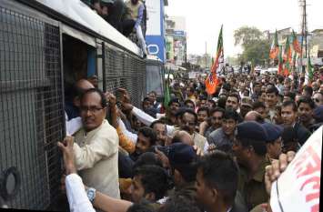 Former Chief Minister Shivraj arrives to arrest arrest from tractor, s टै्रक्टर से गिरफ्तारी देने पहुंचे पूर्व मुख्यमंत्री शिवराज, रोका तो बस में बैठे, सामूहिक रिहा
