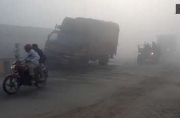 truck accident in shamli road due to fog कोहरे के कारण डिवाइडर से टकराया ट्रक, ड्राइवर ने छलांग लगाकर बचाई जान- देखें वीडियो