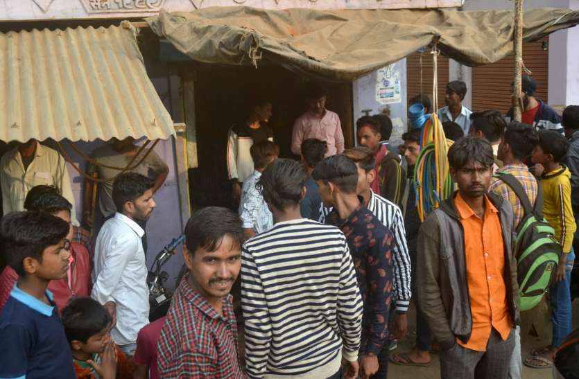 पिता ने बाइक की चाबी नहीं दी,तो युवक ने पी लिया कीटनाशक पिता ने बाइक की चाबी नहीं दी तो युवक ने पी लिया कीटनाशक