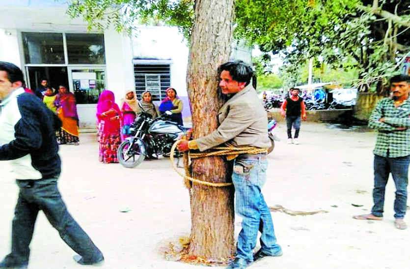 Two beaten in fear of mobile theft in bhilwara मोबाइल चोरी की आशंका में दो की पिटाई, एक को पेड़ से बांधा
