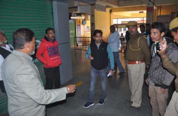 Action by Municipal Council in Palika Bazar नियम-कायदे ताक में रख किया फेरबदल, दो दुकानें सीज!