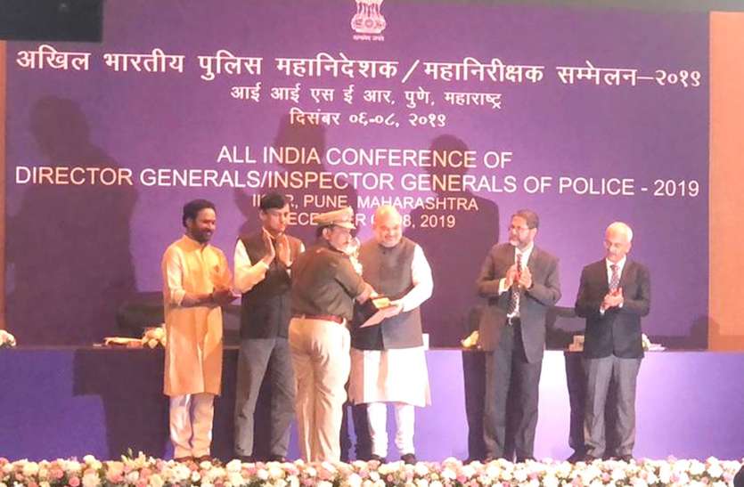 Home Minister Amit Shah gave the best police station award to the Ajak police station in-charge of Burhanpur. गृहमंत्री अमित शाह ने बुरहानपुर के अजाक थाना प्रभारी को दिया सर्वश्रेष्ठ थाने का पुरस्कार