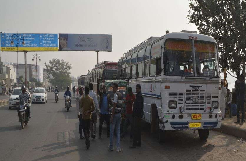 अब प्राइवेट बस ऑपरेटर का फुटपाथ पर कब्जा अब प्राइवेट बस ऑपरेटर का फुटपाथ पर कब्जा