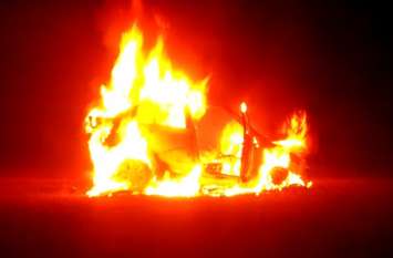 Burning car: Car burnt after bike collision बाइक सवार युवकों को टक्कर मारने के बाद भाग रहे ड्राइवर ने मैदान में खड़ी कर दी कार, अचानक जलकर हो गई खाक