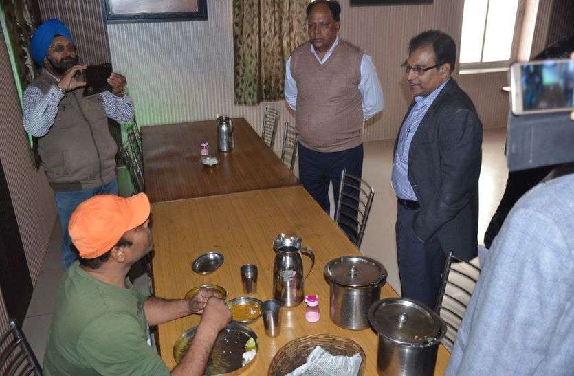 बिस्तर-तकिए गंदे देखकर ये क्या कह गए डीआरएम, आप भी जानिए बिस्तर-तकिए गंदे देखकर ये क्या कह गए डीआरएम, आप भी जानिए