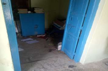 The farmer told the sarpanch that he saw a cupboard lying in the field खेतों में अलमारी पड़ी देखी को सरपंच से ये बोले किसान