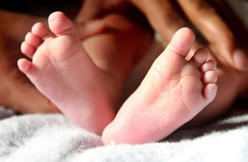 पत्नी के हाथ से 11 महीने की बेटी को लेकर गया, वापस लौटकर बोला- उसे मारकर दफना आया हूं... पत्नी के हाथ से 11 महीने की बेटी को लेकर गया, वापस लौटकर बोला- उसे मारकर दफना आया हूं...