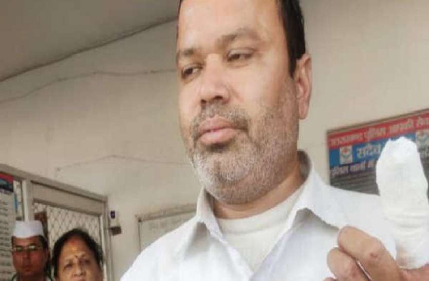 congress-1575708317.jpg प्याज की कीमतों के खिलाफ प्रदर्शन के बीच कांग्रेस नेता पर हमला, चबा डाली अंगुली