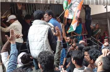 Congress workers protest Against KEDL, People's Attacked KEDL officer कोटा में उग्र हुए 150 कांग्रेस कार्यकर्ता, केईडीएल ऑफिस में घुसकर अधिकारी को लात-घूसों से जमकर धोया