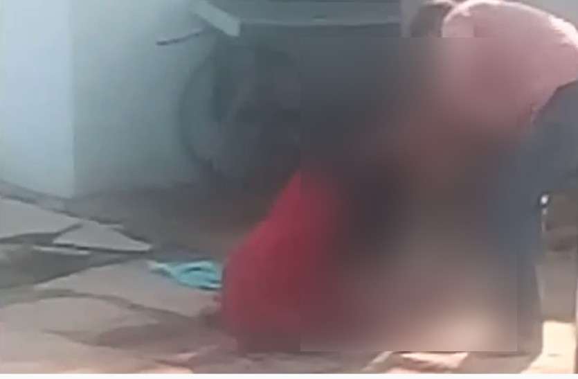 एकतरफा प्यार में सिरफिरे आशिक का ऐसा पागलपन, जेल से छूटकर पहुंचा महिला के घर और हंसिया से किया कई वार एकतरफा प्यार में सिरफिरे आशिक का ऐसा पागलपन, जेल से छूटकर पहुंचा महिला के घर और हंसिया से किया कई वार