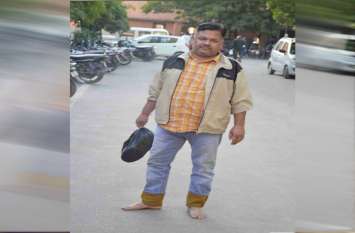 Wearing shoes after Hyderabad Encounter roop singh of nagaur आरोपियों को फांसी होने तक नंगे पांव घूम रहे नागौर के पंवार ने Hyderabad Encounter के बाद फिर पहने जूते