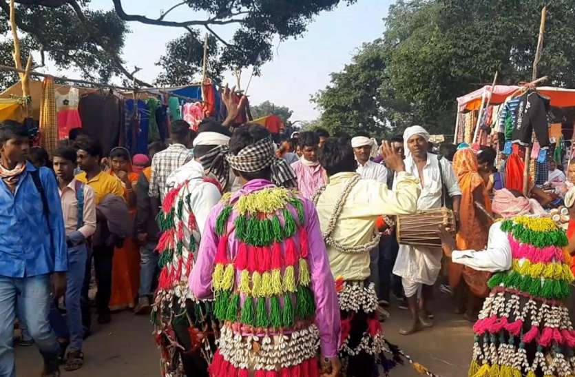 People fiercely shopped, youth and children had fun लोगो ने जम कर की खरीददारी, युवाओ और बच्चों ने की मौज