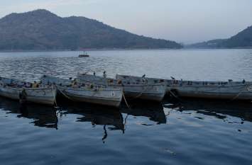 Fatehsagar Lake, weather in udaipur, winters लेकसिटी में शनिवार सुबह सर्द मौसम में शांत फतहसागर झील का नजारा