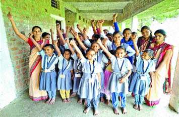 celebration on hyderabad encounter in mp 'दिशा' केस : कुछ ने किया आरोपियों के एनकाउंटर का स्वागत, तो कुछ ने जताई चिंता