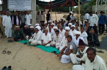 The minister broke farmers' hunger strick on fifth day पांचवें दिन मंत्री ने तुड़वाया किसानों का अनशन