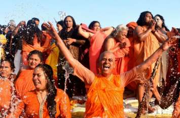 Female Naga Sadhus do Exist, 10 Surprising Facts About Them! बेहद रहस्यमयी होती है महिला नागा साधुओं की दुनिया, करने पड़ते हैं ऐसे काम, ये 10 बातें आपको कर देंगी हैरान