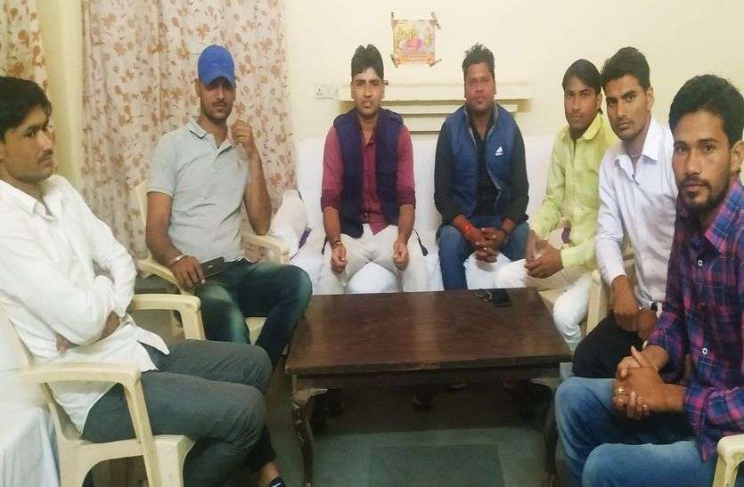 स्कूटी योजना बंद करने पर जताया रोष स्कूटी योजना बंद करने पर जताया रोष