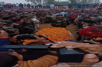 Amit Kumar, the martyr of Mundasa merged in Panchatatva जब बड़े भाई ने दी मुखाग्नि तो नम हुई हर आंख