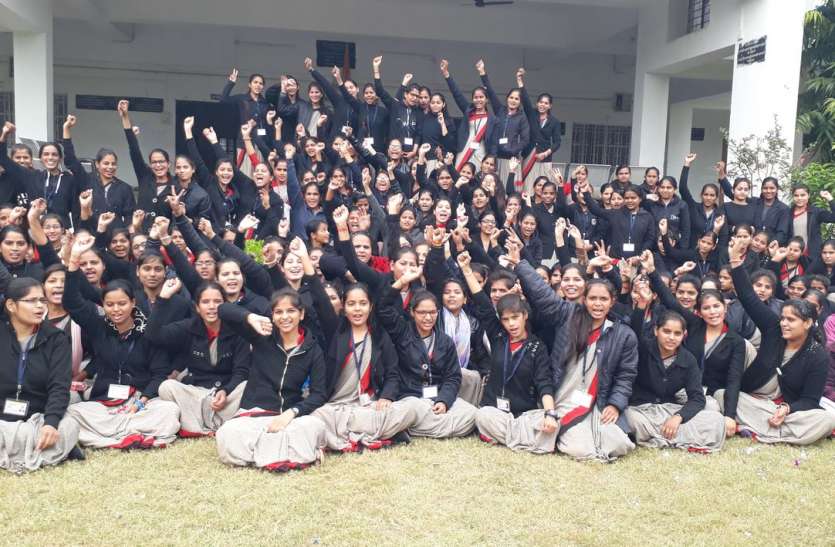 अग्रसेन महिला शिक्षक प्रशिक्षण महाविद्यालय में छात्राध्यापिकाएं हर्षित बलात्कारियों के अंत पर खुशी
