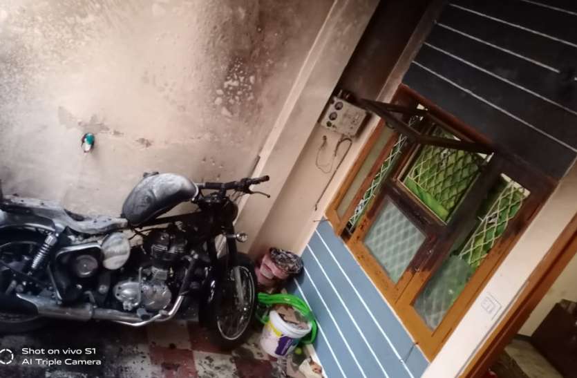 VIDEO: बाटल में लेकर आया पेट्रोल, घर के सामने खड़ी बुलेट का हुआ फिर ये हाल VIDEO: बाटल में लेकर आया पेट्रोल, घर के सामने खड़ी बुलेट का हुआ फिर ये हाल