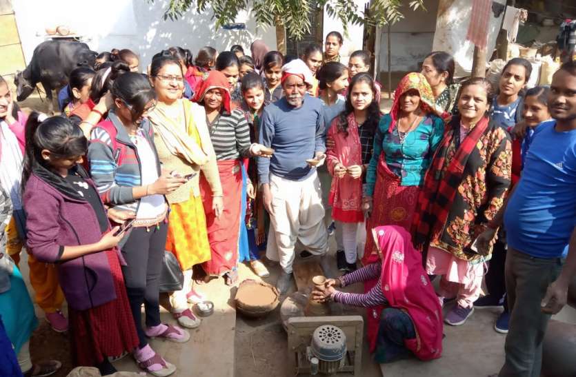 छात्राओं ने मिट्टी के बर्तन बनाने की सीखी विधियां, उत्साह से लिया हिस्सा,,छात्राओं ने मिट्टी के बर्तन बनाने की सीखी विधियां, उत्साह से लिया हिस्सा,,छात्राओं ने मिट्टी के बर्तन बनाने की सीखी विधियां, उत्साह से लिया हिस्सा छात्राओं ने मिट्टी के बर्तन बनाने की सीखी विधियां, उत्साह से लिया हिस्सा