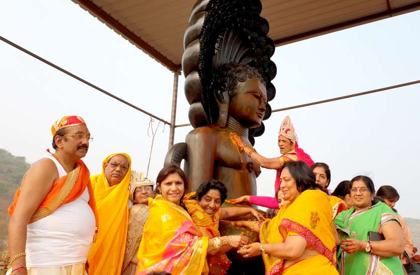 बरई पंचकल्याणक महोत्सव : माता की गोद भराई के बाद सजा महाराजा नाभिराय का दरबार बरई पंचकल्याणक महोत्सव : माता की गोद भराई के बाद सजा महाराजा नाभिराय का दरबार