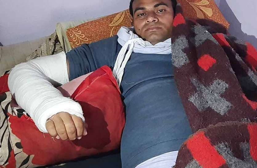 itwa, kota टीम पर हमला कर ले गए बजरी से भरी ट्रॉली