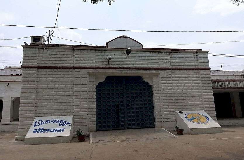 जिला कारागृह में शुक्र वार सुबह सजायाफ्ता कैदी की संदिग्ध हालात में मौत हो गई। पुलिस ने मेडिकल बोर्ड से शव का पोस्टमार्टम कराया। जेल प्रशासन ने कैदी की हृदयघात से मौत की आशंका जताई है। अब न्यायिक जांच के साथ ही पोस्टमार्टम रिपोर्ट का इंतजार। जेल से रिहाई के चौदह दिन पहले ही चली गई जान