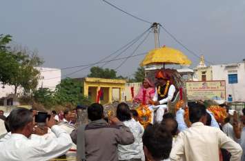 procession in joy of granting Panchayat Samiti status to Jaisamand जयसमंद को पंचायत समिति का दर्जा दिलाने की खुशी में ग्रामीणों ने पूर्व सांसद को बग्घी में बैठा निकाला जुलूस