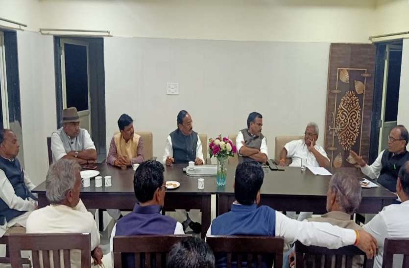 भारत बचाओ आंदोलन महारैली के लिए कांग्रेस के पर्यवेक्षकों ने सौंपी जवाबदारी भारत बचाओ आंदोलन महारैली के लिए कांग्रेस के पर्यवेक्षकों ने सौंपी जवाबदारी