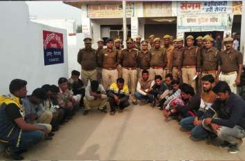 Firozabad Police Arrest 17 high profile gamblers VIDEO: स्कॉर्पियो से तमंचा लगाकर आते थे हाईप्रोफाइल जुआरी, पुलिस ने दबोचे