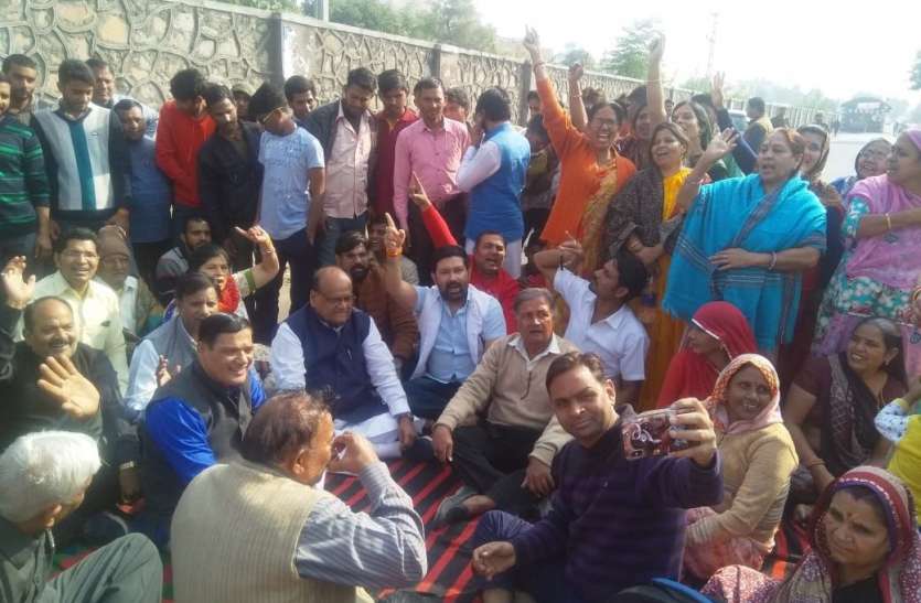 अवैध मीट दुकानों के विरोध में सड़क उतरे MLA Saraf, फिर लगे 11 दुकानों के ताले अवैध मीट दुकानों के विरोध में सड़क उतरे MLA Saraf, फिर लगे 11 दुकानों के ताले