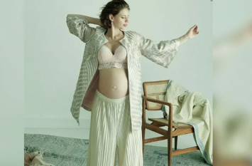 kalki koechlin photo shoot faunts her bump for magazine अनुराग कश्यप की पूर्व पत्नी कल्कि ने कराया बेबी बंप फोटोशूट, देखें खूबसूरत तस्वीरें