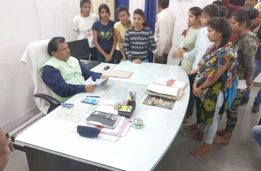 The girls were burnt in the food and the worms found in the flour भोजन में देखी इल्लियां और आटे में मिले कीड़े तो भड़क गई छात्राएं