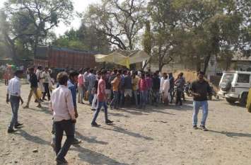 Shortage of fertilizer khaad in rajgarh mp hindi news samchar सोसायटी से निकलते ही किसानों ने घेरा खाद का ट्रक, चक्काजाम की कोशिश, पुलिस ने खदेड़ा