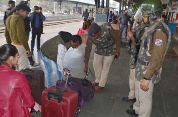 Seeing the police here, why did the people read the whole news यहां पुलिस को देख क्यों चौक गए लोग पढ़े पूरी खबर
