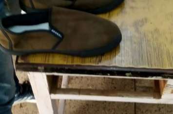 Seeing shoes here, the ground slipped under the feet of a young man यहां जूते देखते ही एक युवक के पैरों तले खिसक गई जमीन