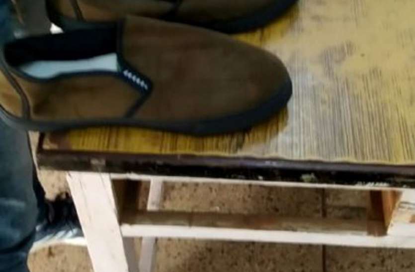 Seeing shoes here, the ground slipped under the feet of a young man यहां जूते देखते ही एक युवक के पैरों तले खिसक गई जमीन