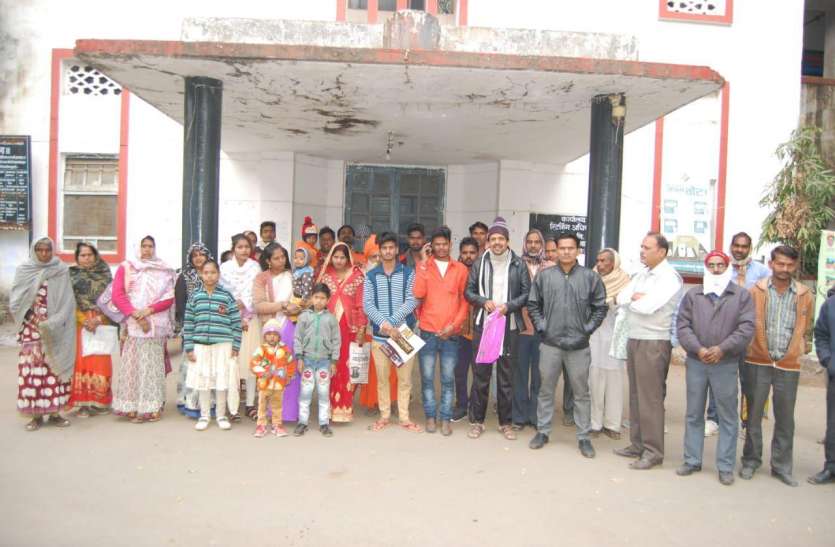 विदिशा। एसडीएम कार्यालय स्थित आधार केंद्र के बाहर इस तरह लगी रही आवेदकों की भीड़। आधार के लिए सुबह सात बजे बुलाया, साढ़े दस बजे खुला केंद्र
