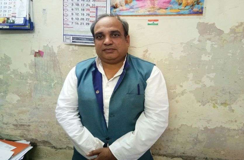 अजमेर के इस शख्स ने दीवार फांद कर छुए राष्ट्रपति के पांव, जोधपुर पुलिस ने मांगा रिकॉर्ड अजमेर के इस शख्स ने दीवार फांद कर छुए राष्ट्रपति के पांव, जोधपुर पुलिस ने मांगा रिकॉर्ड