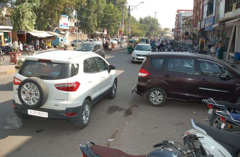 साहब, जरा अब इस मार्ग की भी सुध ले लो, शाम ढलते ही बन जाता है वन-वे साहब, जरा अब इस मार्ग की भी सुध ले लो, शाम ढलते ही बन जाता है वन-वे