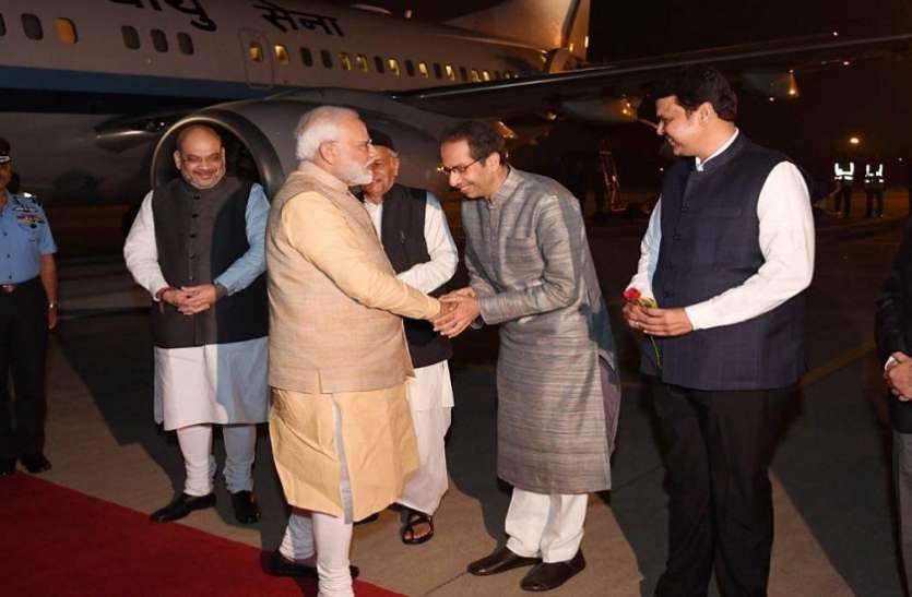 पुणे पहुंचे पीएम मोदी, हंसी-खुशी सीएम उद्धव ने किया स्वागत पुणे पहुंचे पीएम मोदी, हंसी-खुशी सीएम उद्धव ने किया स्वागत