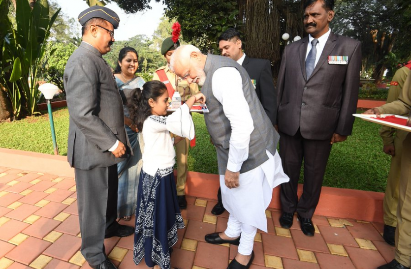 pm_modi.png सशस्त्र बल झंडा दिवस के मौके पर छोटी बच्ची ने PM मोदी की जैकेट में लगाया झंडा