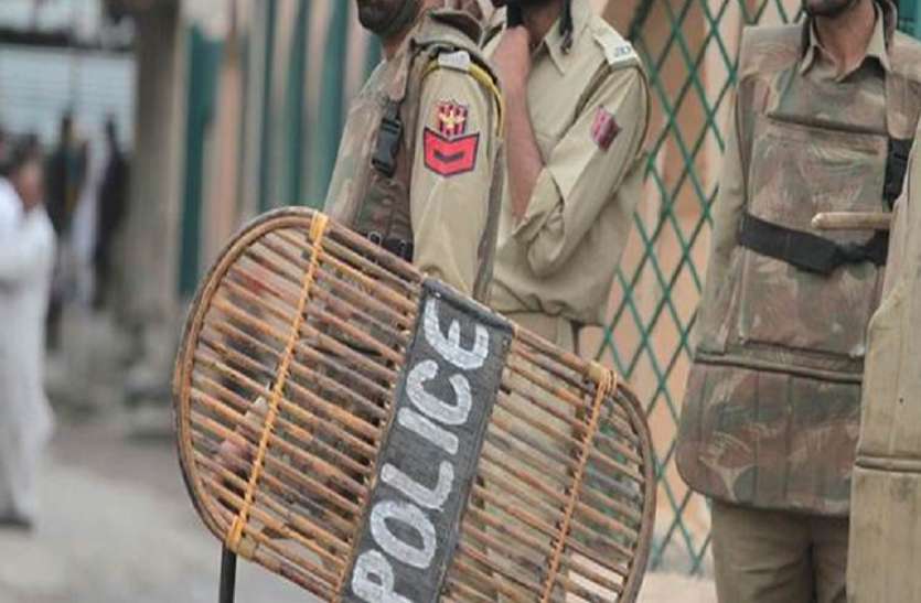 इन दो पुलिस वालों ने लूटा सबका दिल, पेश कर दी मिसाल इन दो पुलिस वालों ने लूटा सबका दिल, पेश कर दी मिसाल